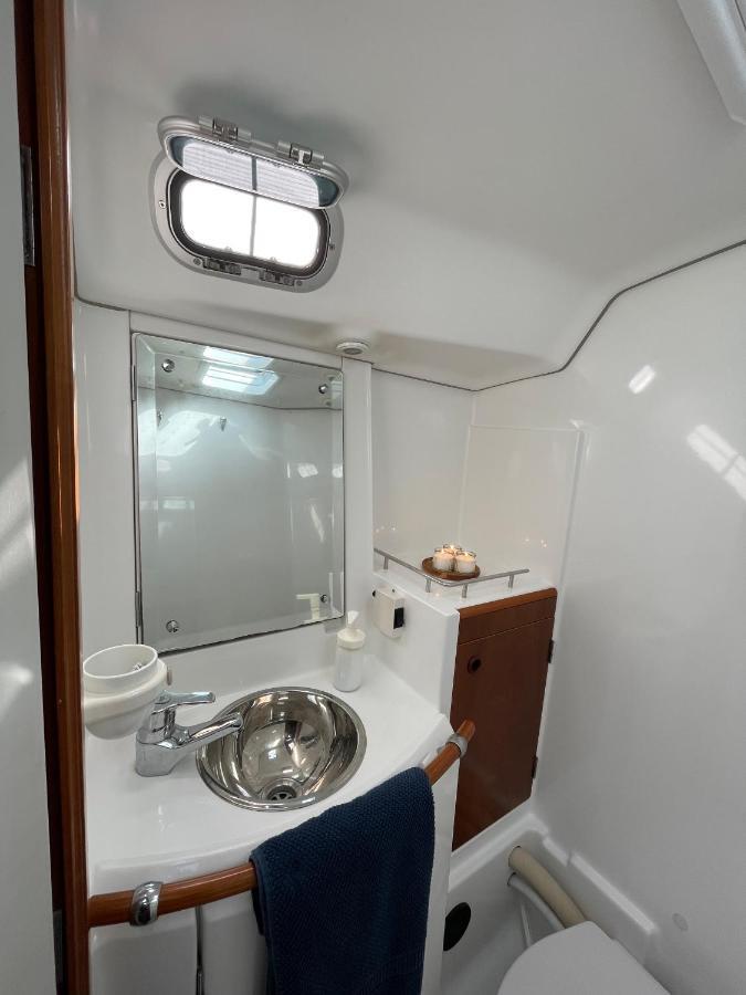 巴塞罗那 Beautiful And Comfortable Sailboat With Secure Parking Available酒店 外观 照片
